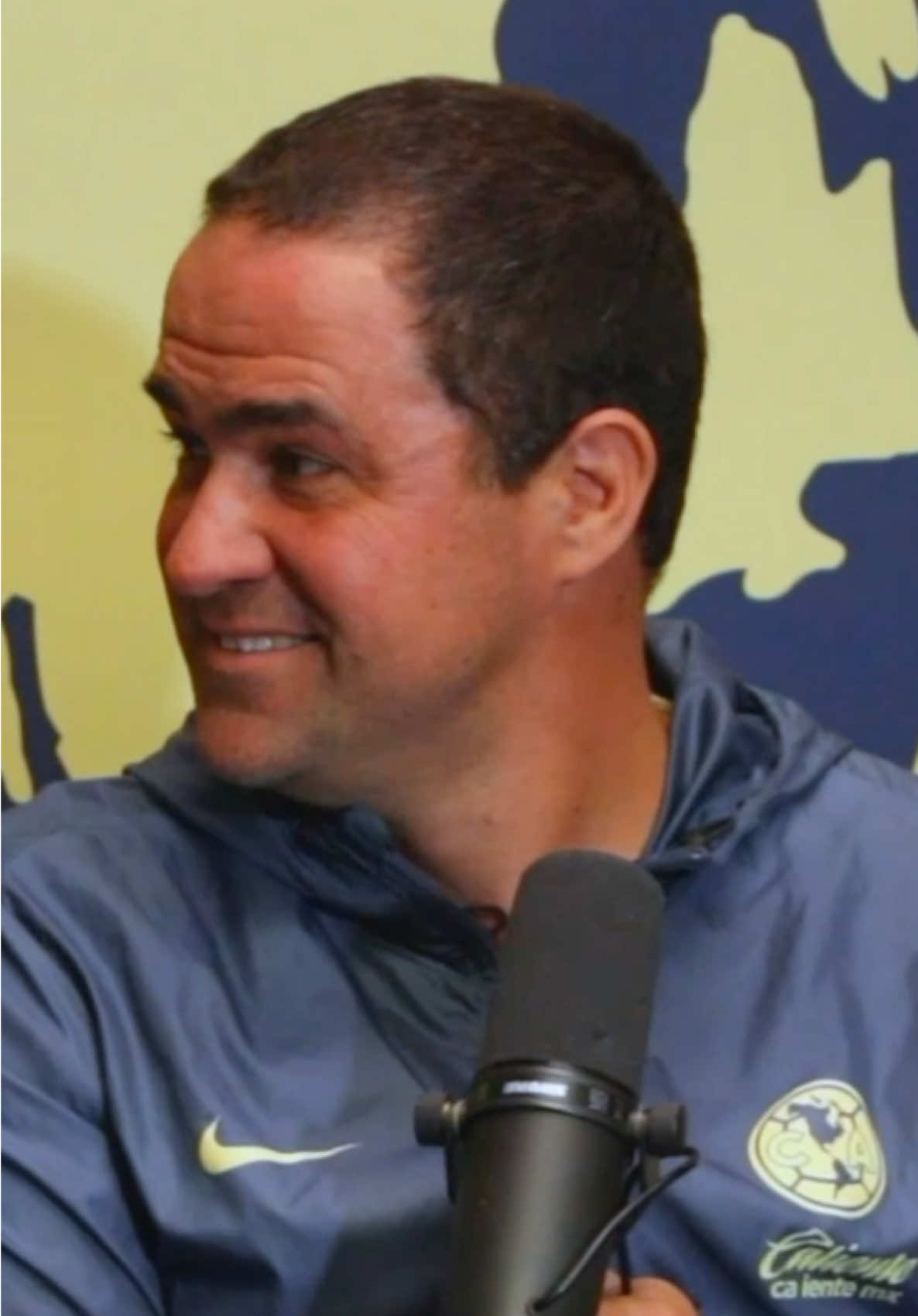 A post by @clubamerica on TikTok caption: Preguntas rápidas con André Jardine 🫡 ¡DEL AMÉRICA ERES! Ve el episodio completo en nuestro canal de YouTube. 🦅✨ #ClubAmérica #TikTokDeportes #podcasts 