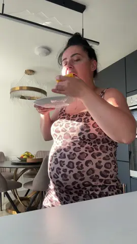 A post by @rebeca.madalinaa on TikTok caption: Ador porumbul fiert și legumele la cuptor 
