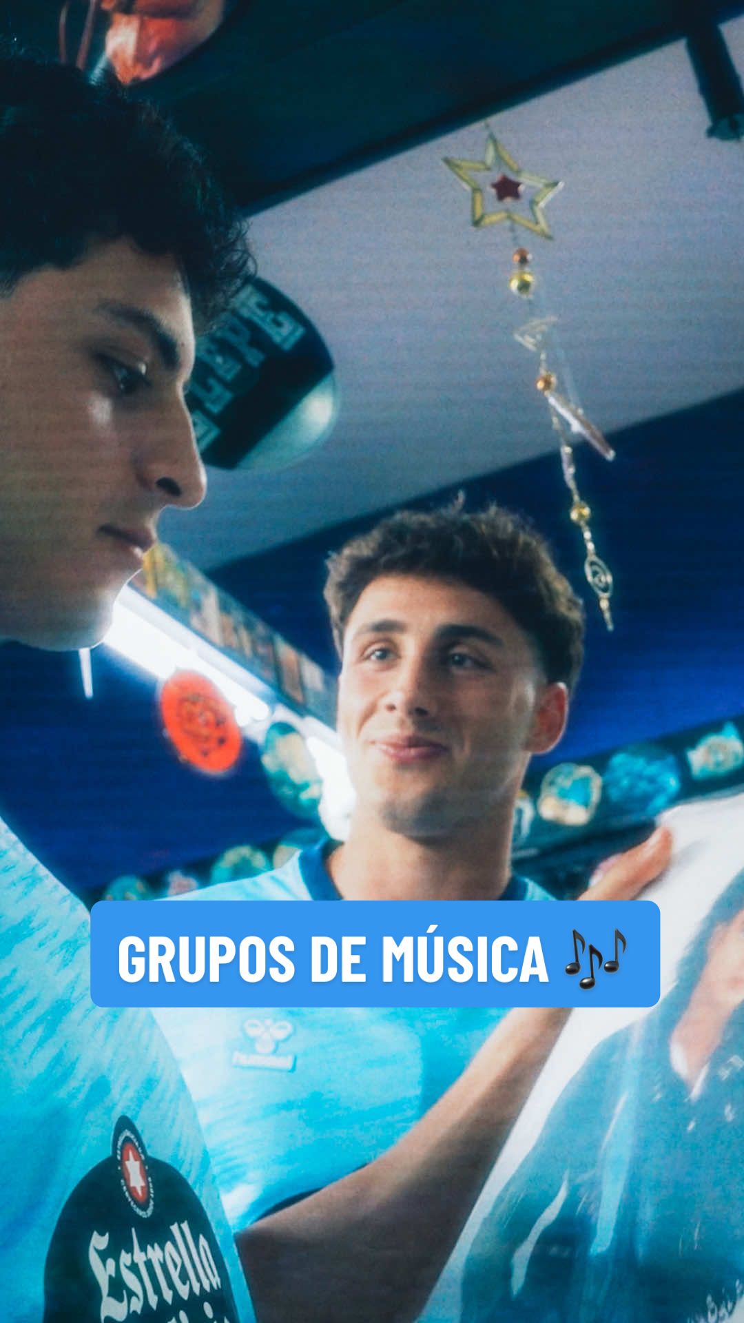 A post by @rccelta on TikTok caption: Elepé es otro mundo 🤩 Pablo Durán y Hugo Álvarez encuentran de todo, desde Michael Jackson hasta Kase.O, pasando por @LA M.O.D.A. (desde Burgossss) o @Travis Scott. Esta camiseta le queda bien a todo 🤌 #RCCelta #HugoAlvarez #PabloDuran #TikTokFootballAcademy #DeportesEnTikTok