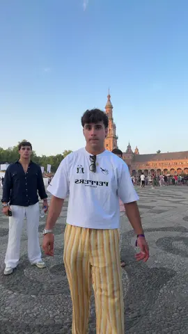 A post by @hernanavarrooo on TikTok caption: Mi trend favorito de este año jajajajaja las caras 