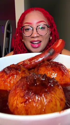 A post by @kie_eats on TikTok caption: Onion Boil & Sausage Mukbang with Starbucks Mango Dragonfruit Refresher & @OLIPOP Grape Combo #olipoppartner Onion Boil Mukbang