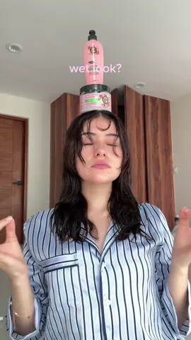 A post by @dannespinoo on TikTok caption: mi peinadito y mi rutina de cabello con @HerbalEssencesLA ! (*¯︶¯*)🌺 - - - - #VibrasRosa #VibrasRosasConHerbalEssences #HairTok