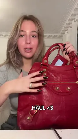 A post by @mathildekst on TikTok caption: Shopping haul #haul #hauls #shoppinghaul #shopping #shopeehaul #shoppingfun #ShoppingSpree #clothes #clothingbrand #clothinghaul 