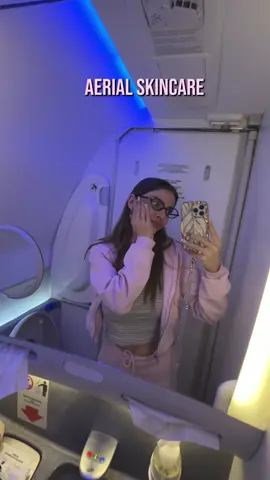 A post by @dayaacervantes on TikTok caption: Esfuérzate para que en menos de 5 minutos puedas lograr toda tu rutina en un baño de avión 😂🥰 IG DAYAACERVANTESS 💗