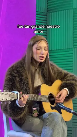 A post by @yamisafdie on TikTok caption: #yamisafdie #emilia #musicaenvivo #acustico 