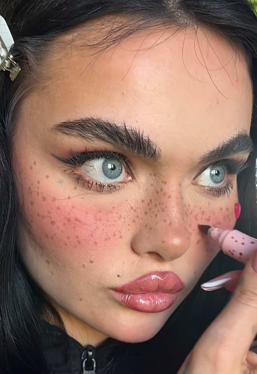 A post by @zusjeofficial on TikTok caption: eyeliner sharp enough to 🕯️🪦💀💔