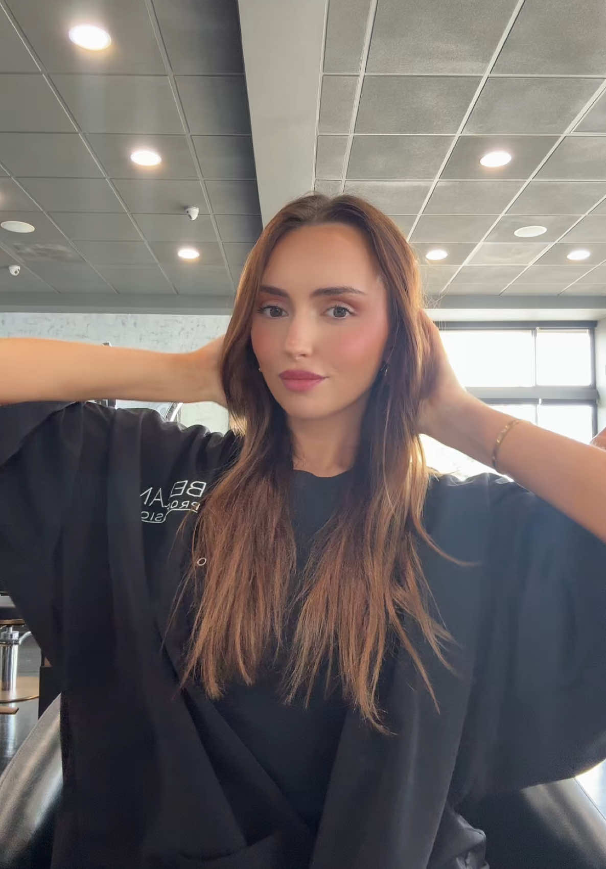 A post by @juliaaraleigh on TikTok caption: Should I keep my hair like this or put the extensions back in?👀 color & cut @BEHINDTHEHAIR 