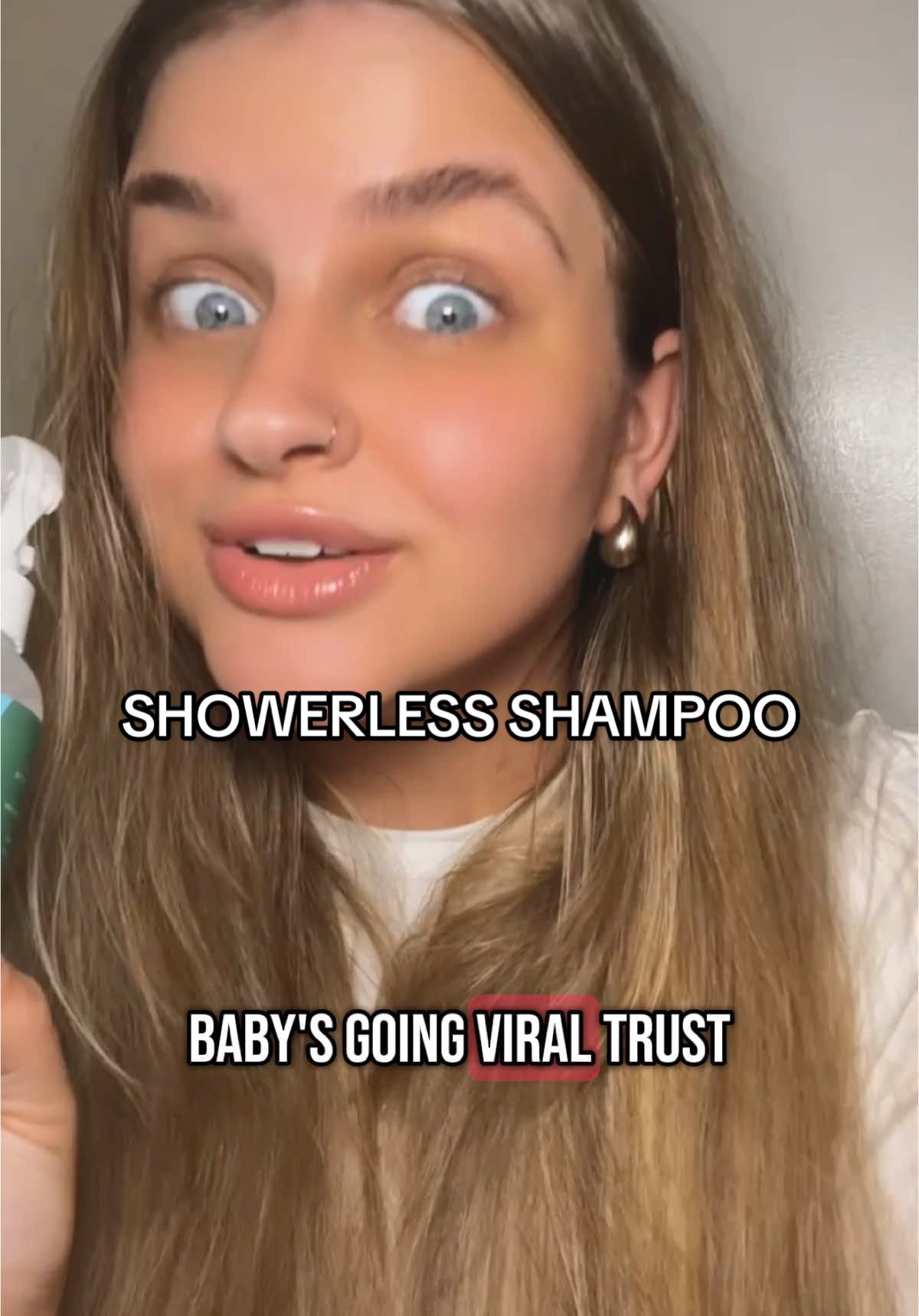 A post by @xosaraahxo on TikTok caption: Dry shampoo is out girlie pop #fyp #dryshampoo #showerlessshampoo #dryshampoohack #greasyhair #greasyhairtips 