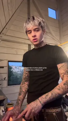 A post by @strangehuman on TikTok caption: falta la pura polola 