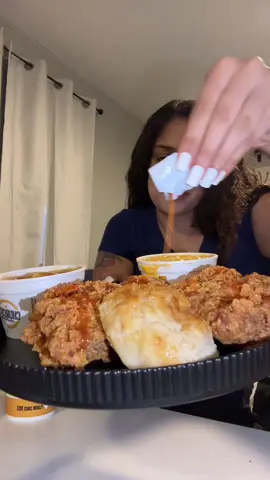 A post by @leiahwithdacamry on TikTok caption: i don’t have my ring light 💔 quick lil delicious dinner tho #churches #friedchicken #foodtiktok #mukbang 
