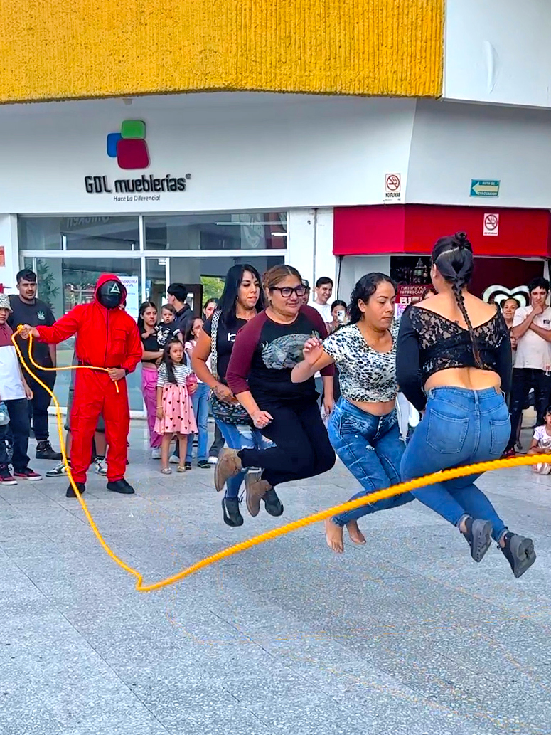 A post by @hotspanishmx on TikTok caption: La señoras brincan la cuerda en los juegos del calamar #eljuegodelcalamar3 #squidgame #fyp