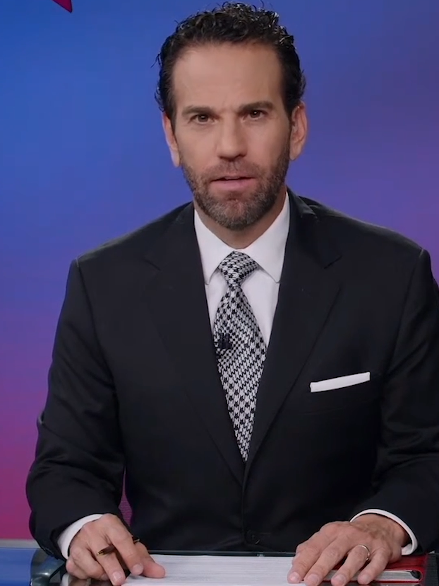 A post by @latinus_us on TikTok caption: #Loret. Corte Suprema de EUA avala a Trump y restringe poder de jueces para frenar decretos; peligra ciudadanía de hijos de migrantes. #Latinus #InformaciónParaTi
