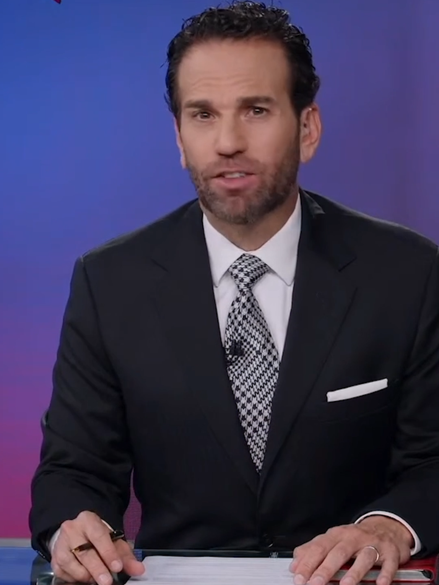 A post by @latinus_us on TikTok caption: #Loret. Trump frena comercio con Canadá tras impuestos por servicios digitales; primer ministro canadiense confía en que continuarán las negociaciones. #Latinus #InformaciónParaTi