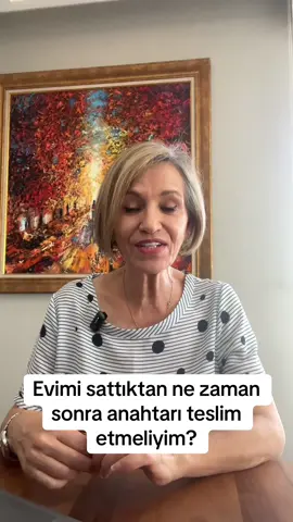 A post by @halide1904 on TikTok caption: Almanya’da ev satıldıktan sonra hemen anahtarı teslim etmek zorunda mıyım hayır böyle bir mecburiyetinz yok. Ve bunu yapmamalısınız. Noterden önce bankanın bir kağıt verip ben bunu finanse etmeye hazırım demesi bankanın kredi verecek anlamına gelmez. Noterden sonra adam işini kaybedebilir ya da bankaya yanlış bilgiler vermiş olabilir. Ve bankayla anlaşamazlar banka kredi vermez. Siz de anahtarı vermiş olursunuzve adamı evden çıkaramazsınız. Mahkeme gitmeniz gerekir ve ihtar çekmeniz gerekir. Bunun örnekleri çoktur. Bunu sistemli yapan kişilerde vardır.#almanya #türkiye #avrupa #kesfet #kesfetteyiz #ev #noter #villa #avrupa 