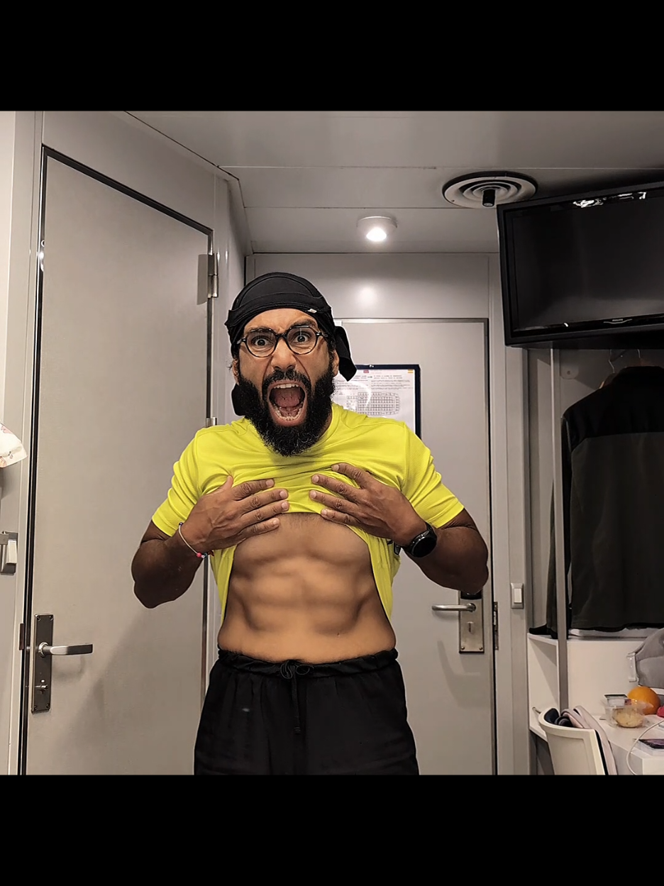 A post by @bananamo_ on TikTok caption: Réponse à @elyas_381 #humour #abdos #ventreplat #graisseabdominale #abs #freezeframe 