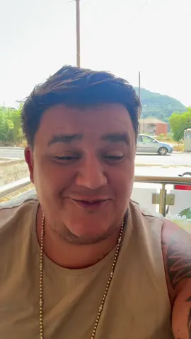 A post by @florinelioana on TikTok caption: #viralvideos #fyp @Florinel Ioana ALO ALO TE IUBESC ,IARTĂ-MĂ CA TE TREZESC 🤦‍♂️😂❤️