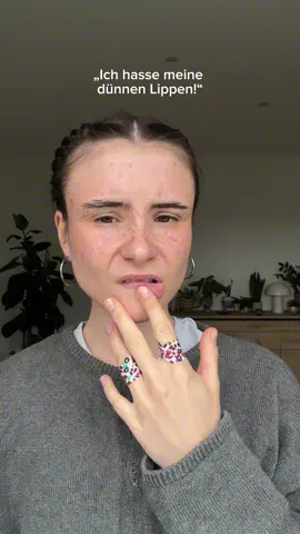 A post by @minimalara on TikTok caption: So oft hassen wir etwas an uns, was uns eigentlich BESONDERS macht. Wie traurig wäre es, wenn wir alle gleich aussehen? Unser System möchte genau das! Es möchte, dass du deine Nase, deine Lippen, deine Beine, deinen Bauch,… nicht schön genug findest damit du unfassbar viel Zeit und Geld dafür verschwendest es zu ändern  Aber wie absurd ist es, dass wir diesen Körper, der uns dieses Leben jeden Tag aufs Neue ermöglicht, so hassen und ständig verändern wollen? Seid gut zu eurem Körper! Er ist genau SO richtig, wie er ist 🫂🤍