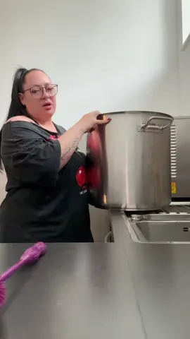A post by @mammaculinaria on TikTok caption: Diesen hab ich besorgt weil wenn ich Mafiosi koche für über 40 Leute, brauche ich 8-9kg Rigatoni und die passen in die anderen nicht rein, aber brauche immer Männer die den für mich schleppen. Braucht Esch zum kochen und ebenfalls zum erkühlen.  #fy#cleantok#mammaculinaria#xxl#kitchen