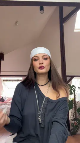 A post by @missgeorgiacavallo on TikTok caption: Was ihr euch von Freunden gefallen lasst ?????  PRESAVELINK zum Song in der Bio❤️