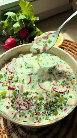 A post by @piaundhalloumi on TikTok caption: OKROSHKA – RUSSISCHE SOMMERSUPPE 🥒 Tag 2/10 - das perfekt erfrischende, herzhafte Gericht für heiße Tage.  ▶️ Zutaten für 4 Portionen:     4 mittelgroße Kartoffeln (festkochend)     4 Eier     5 Radieschen     ½ Salatgurke     200 g Fleischwurst ( geht auch Veggie)     3 Frühlingszwiebeln     500 ml Buttermilch     300–500 ml Sprudelwasser (je nach gewünschter Konsistenz)     2–3 EL Zitronensaft oder Essig     Salz, Pfeffer     ½ Bund frischer Dill ▶️ Zubereitung:     Kochen:     Kartoffeln mit Schale gar kochen, pellen und abkühlen lassen. Eier hart kochen und würfeln.     Schneiden:     Gurke, Radieschen, Fleischwurst und Frühlingszwiebeln in feine Würfel schneiden. Dill hacken.     Mischen:     Alle Zutaten in eine große Schüssel geben. Buttermilch und Sprudelwasser dazugießen und gut umrühren.     Würzen:     Mit Zitronensaft, Salz und Pfeffer abschmecken.     Kühlen:     Mindestens 30 Minuten kalt stellen – je länger, desto besser!     Servieren:     Mit frischem Dill toppen. Schmeckt pur oder mit einer Scheibe Brot. #10tage10abendessen #sommersuppe #kalteküche #okroshka 