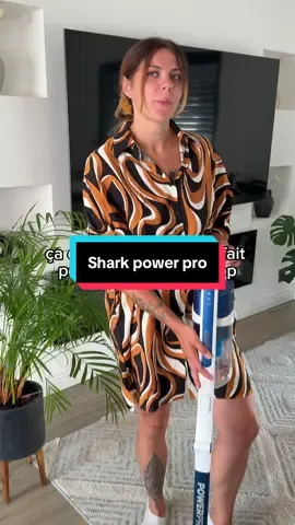A post by @jimmy_laura_astuces on TikTok caption: L’aspirateur petit budget idéal 💥 ✅ Aspiration puissante ✅ Brosse anti-emmêlement des poils et cheveux ✅ Léger, pliable, compact ✅ Se transforme en aspirateur à main ✅ Autonomie jusqu’à 50 minutes  ✅ Garantie 5 ans  Publicité @sharkcleanfrance 🔗 Lien en bio ou sur Shark Clean France ! #astuce #nettoyage #shark #powerpro #sharkcleanfrance
