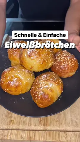 A post by @fitness.compani0n on TikTok caption: Schnelle EIWEIẞBRÖTCHEN aus nur 4 ZUTATEN 🥯🔥 Speicher dir das Rezept direkt ab, damit du es später nicht suchen musst 💾 🔹Nährwerte (Pro Brötchen): 288 kcal  22g EW  42g KH  2,6g F  🔹Zutaten (6 Brötchen): - 350g Dinkelmehl  - 380g Skyr  - 50g neutrales Designer Whey @esncom - Am Sonntag startet die ESN-Week mit bis zu -50% Rabatt. Mit Code:“Fitrob“ sparst du dabei maximal & unterstützt mich sowie meine Arbeit *anzeige  - Salz  - 1 Ei (55g) - Sesamkörner  #highprotein #eiweiß #eiweißbrot #schnellerezepte 