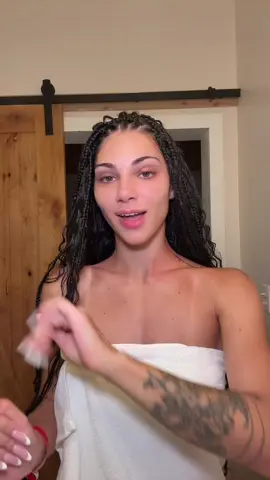 A post by @iolandadibattista on TikTok caption: Mini restauro 🤍 mi ha tagliato la parte dove applico la crema milky vanilla e il siero ciglia 🥲