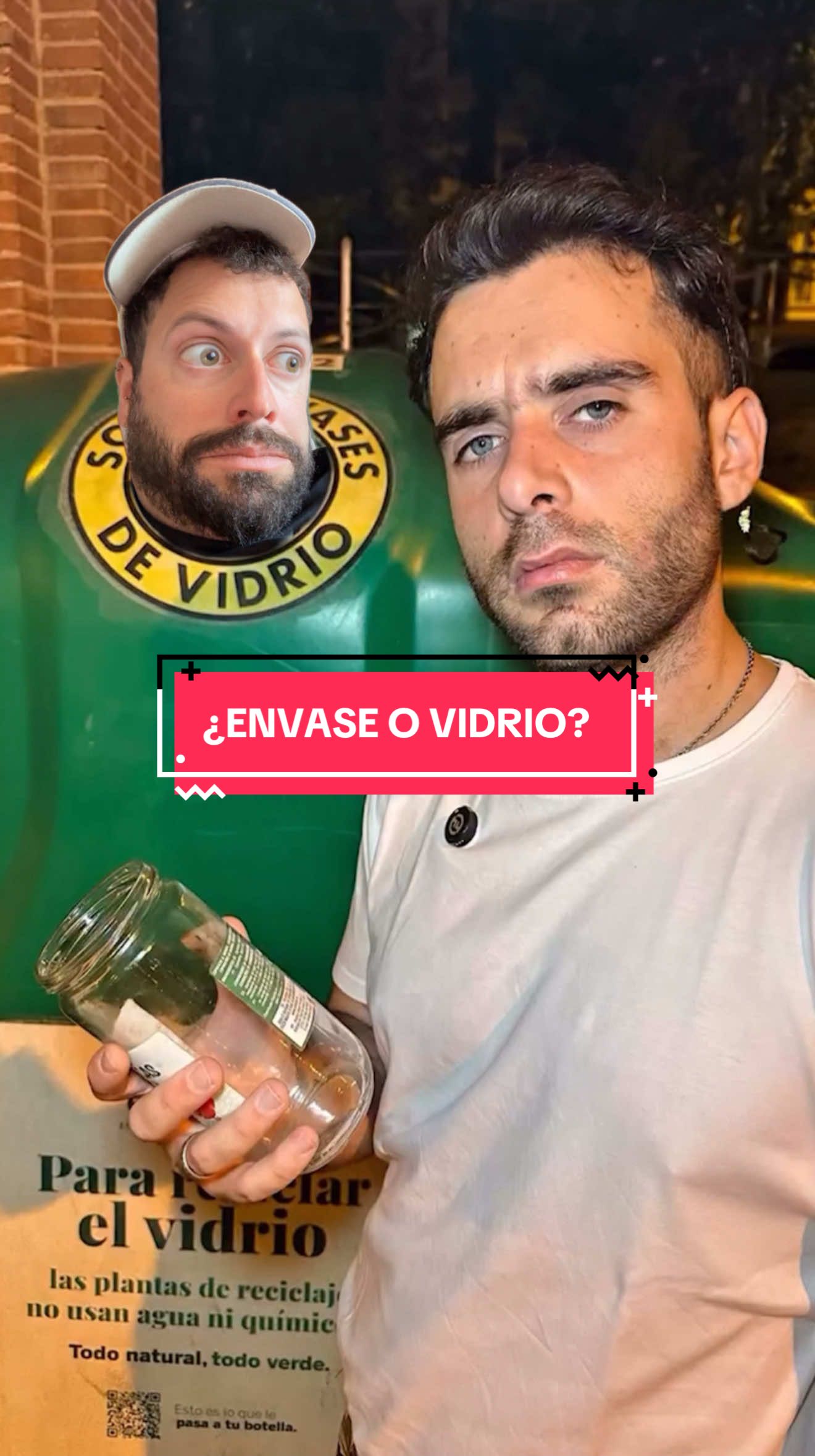 A post by @xurxocarreno on TikTok caption: ¿Pero es envase o es vidrio? Que alguien me solucione la duda. — Vía @puer7a ⚠️Comedia⚠️