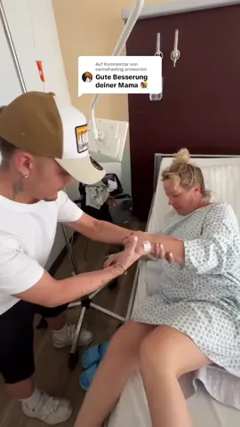 A post by @twenty4tim on TikTok caption: Antwort auf @carinahasling Meine Mama hat die Operation gut überstanden 🥺 Die Narkose hat sie komplett umgehauen 🙏🏽 #operation #mama 