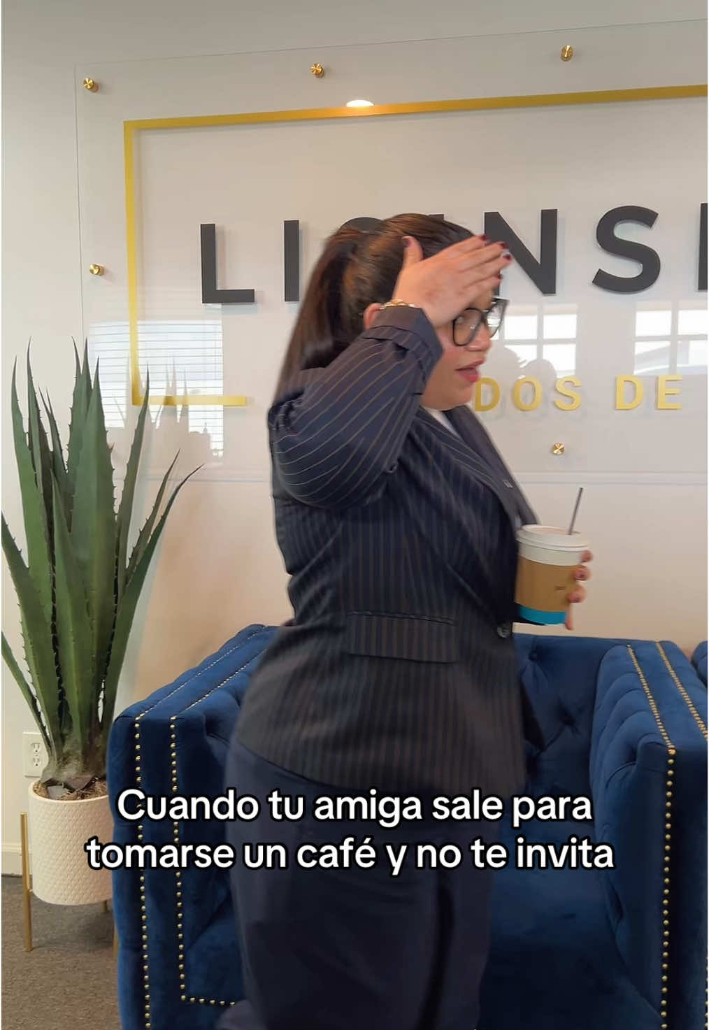 A post by @abogadaangel on TikTok caption: En esta firma hay reglas no escritas, y una de ellas es: el café se comparte 😇☕️ #abogadostiktok #abogadaangel #latinosenusa #latinosenusa #abogadadeinmigracion #unimosfamilias  La firma de abogados Lisinski tiene sucede en Dublin, Ohio y se ocupe exclusiva exclusivamente de casos de inmigración federal ya que Angel Lisinski tiene licencia para practicar la ley estatal sólo en Ohio. Los resultados varían y no pueden ser garantizados. El éxito pasado no garantiza resultados futuros. Las publicaciones no constituyen asesoramiento jurídico. No todos califican.