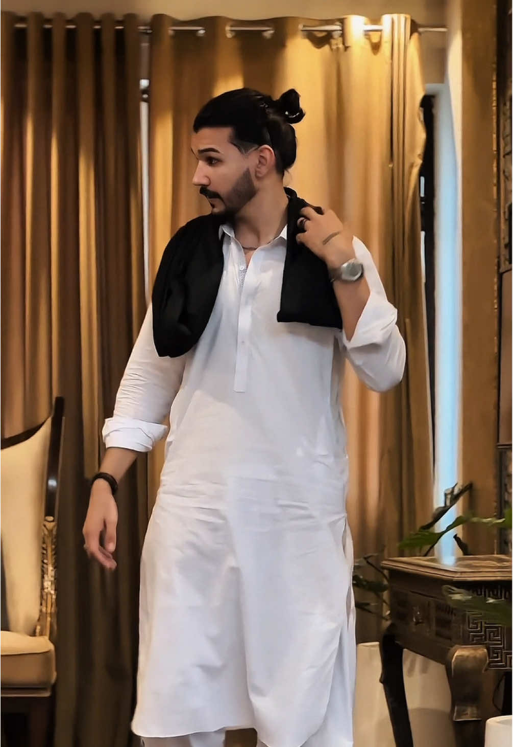 A post by @princeabdullah992 on TikTok caption: Besharmi 🍁🏴‍☠️@👑pindi king👑 #foryou #abdullahfam #peerswag #pindiking #standwithkashmir insta id: prince_Abdullah9 