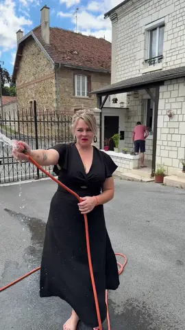A post by @jeremlaura_ on TikTok caption: La canicule est là,le voisin dois avoir chaud!!🤣🤣