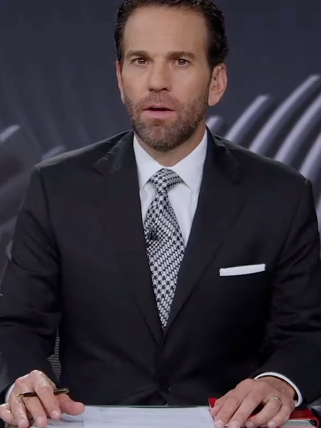 A post by @latinus_us on TikTok caption: #Loret. Sheinbaum lanza ofensiva fiscal contra Salinas Pliego; subrayan que tiene deuda de 74 mil millones, Grupo Salinas responde diciendo que se trata de una extorsión. #Latinus #InformaciónParaTi