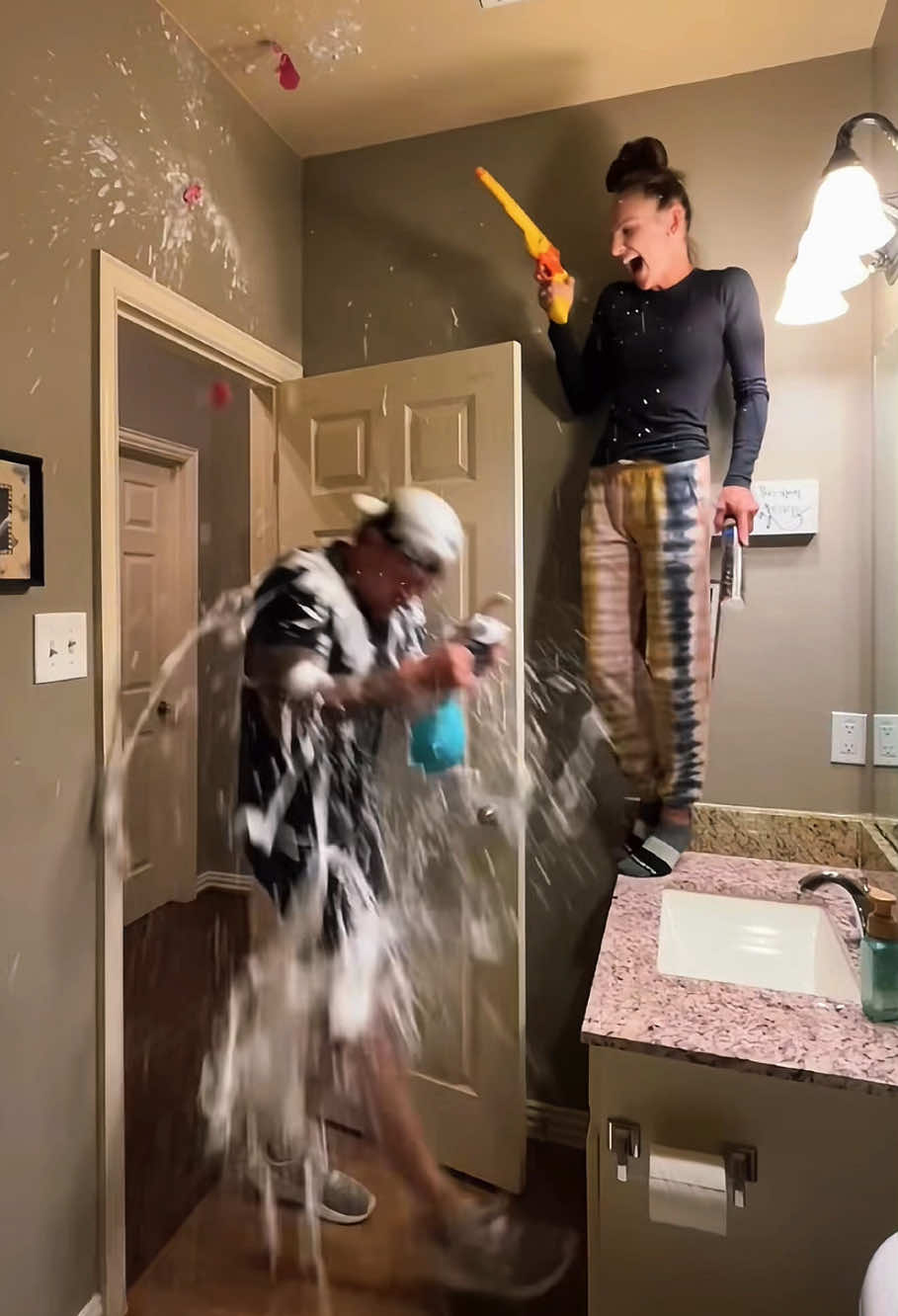 A post by @scare.rank.usaaa on TikTok caption: 😂😂🤣#funnyprank #scareprank #scaring #scarecam #funny #scare #pregnant #videofunny #pranks #usa #tiktok #tiktoklover #tiktoklove #fyp #foryou #foryoupage #prank 