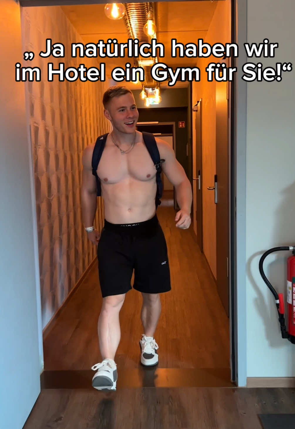 A post by @thegeneticone on TikTok caption: Wenn das Hotel sagt, es hat ein  Fitnessstudio #gym #bodybuilding #pumpen #hotel #urlaub 