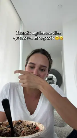 A post by @juliarojash_ on TikTok caption: Los traumas que escondemos las mujeres realmente es cuando me dicen que estoy más delgada 🤣 #trendingvideos #trending #anxiety #bodypositivity 