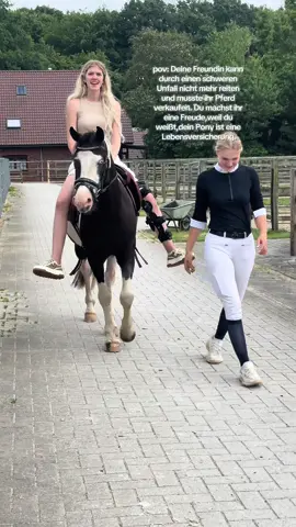 A post by @leonie.pander.official on TikTok caption: @Emely ❤️ #recovery #unfall #friends #ehemaligesjunkernbeelpony 