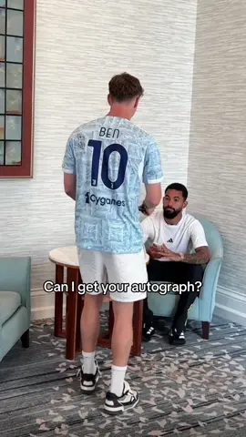 A post by @juventus on TikTok caption: Thanks Dougie 😭🙏 #joke #autograph #douglasluiz #benblack10 #juventus 