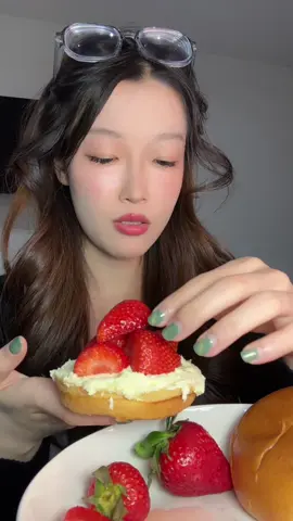 A post by @uu41world59 on TikTok caption: Summer fruit sandwiches #strawberry #recipe #mukbang #eating #fyp 
