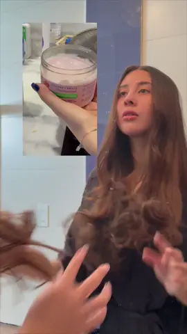 A post by @orlenaodette on TikTok caption: ¿Qué hay en mi bolsa de viaje?  Spoiler: huele a rosas 🌹✨ @HerbalEssencesLA 💗 #vibrasrosa #vibrasrosaconherbalessences #hairtok #perfumetok  #publicidad 💕