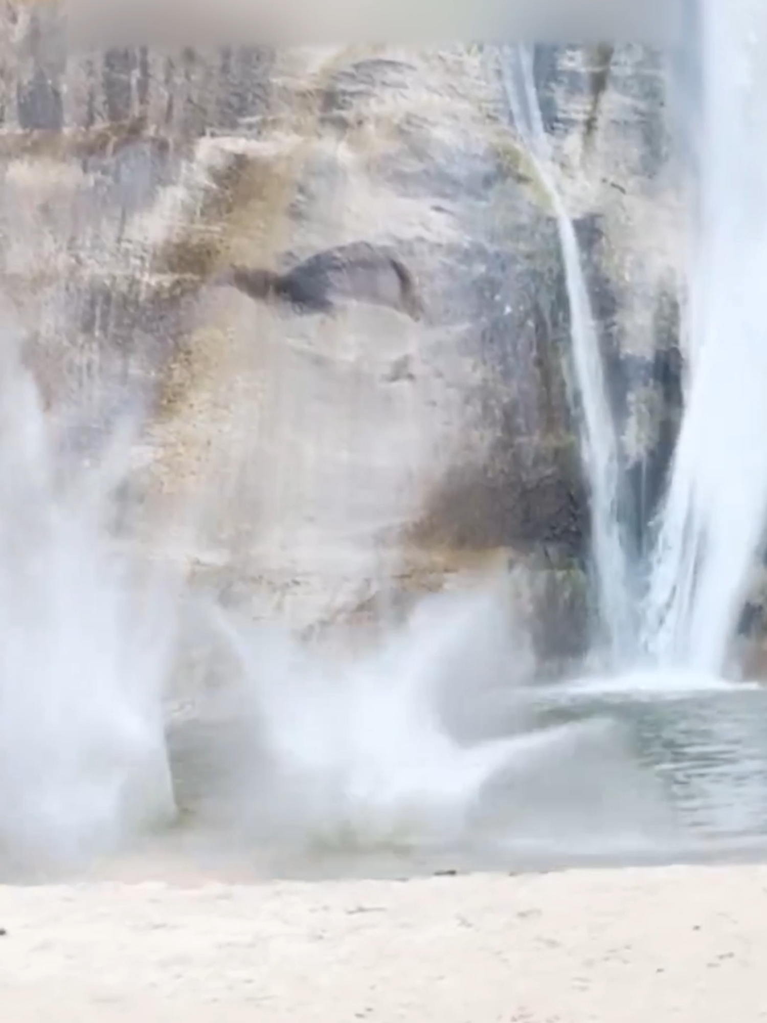 A post by @latinus_us on TikTok caption: Nadadores en Lower Calf Creek Falls, Utah, se salvan tras caída de rocas cerca de ellos. #Latinus #InformaciónParaTi