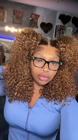 A post by @biffzy on TikTok caption: @BangJazzhairofficial @bangjazzhair 5x5 20 inch kinky curly gluless wig😍😱‼️ this ombré color is everything click the shopping cart link to purchase 🙏🏽‼️