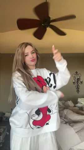 A post by @carolcastromx on TikTok caption: hola me acabo de despertar y le hice trend a mi amiguito 