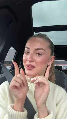 A post by @diaryofisabelle on TikTok caption: je suis EN AMOUR avec mes looks de festival! ps: j’ai pris le kit noir et le blanc je n’arrivais pas à choisir lol @La Maison Simons ont tellement des beaux vêtements en ce moment RUN 🏃🏼‍♀️‍➡️#simons_partner #shoppinghaul #tryon 