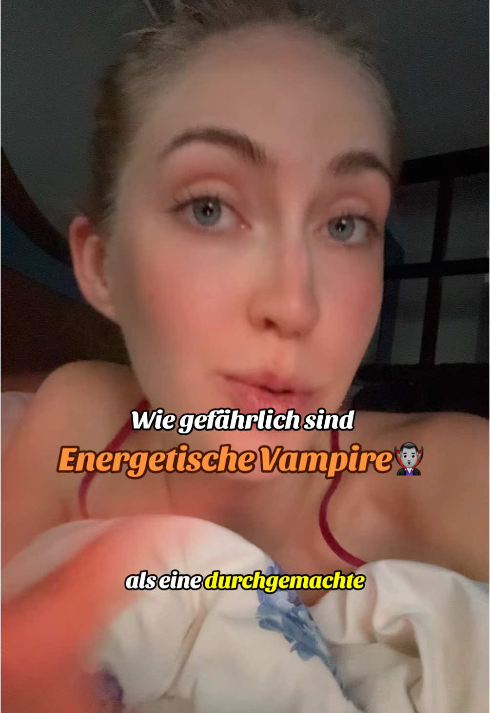 A post by @traumkanal on TikTok caption: Erste Hilfe – energetischer Vampirismus: 1. Energetisches Reinigungsritual (5 Minuten) Stelle dich barfuß auf den Boden (idealerweise draußen oder auf Holz), schließe die Augen und sage innerlich: „Ich löse jetzt alle fremden Energien aus meinem Feld. Alles, was nicht zu mir gehört, darf jetzt gehen.“ Stell dir vor, wie dein Energiefeld wie Rauch oder Nebel von dir abperlt. Atme tief durch und schüttel danach deinen Körper kurz aus. 2. Schwarzer Tee oder Bitterschokolade Beides hilft dir, aus der emotionalen Trance zurück in den Körper zu kommen. 3. Grenze setzen – auch rückwirkend: Du musst nicht mit der Person reden. Sag energetisch (z. B. Abends vor dem Einschlafen): „Ich rufe meine Energie jetzt vollständig zu mir zurück. Alles, was du genommen hast, gehört nicht dir. Ich entziehe dir die Verbindung.“ #energetischervampir #energie #rituale #fürdich 