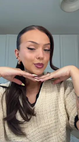 A post by @yungstachel on TikTok caption: Nomnomnom 💋🫦