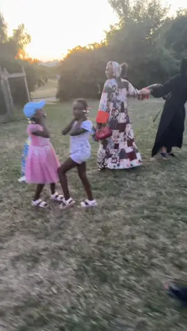A post by @moussgambianke on TikTok caption: L’eau est la 😂😂😂😂 #tiktoksoninkara🇲🇱🇲🇷🇬🇲🇸🇳🇮🇪🇬🇳 