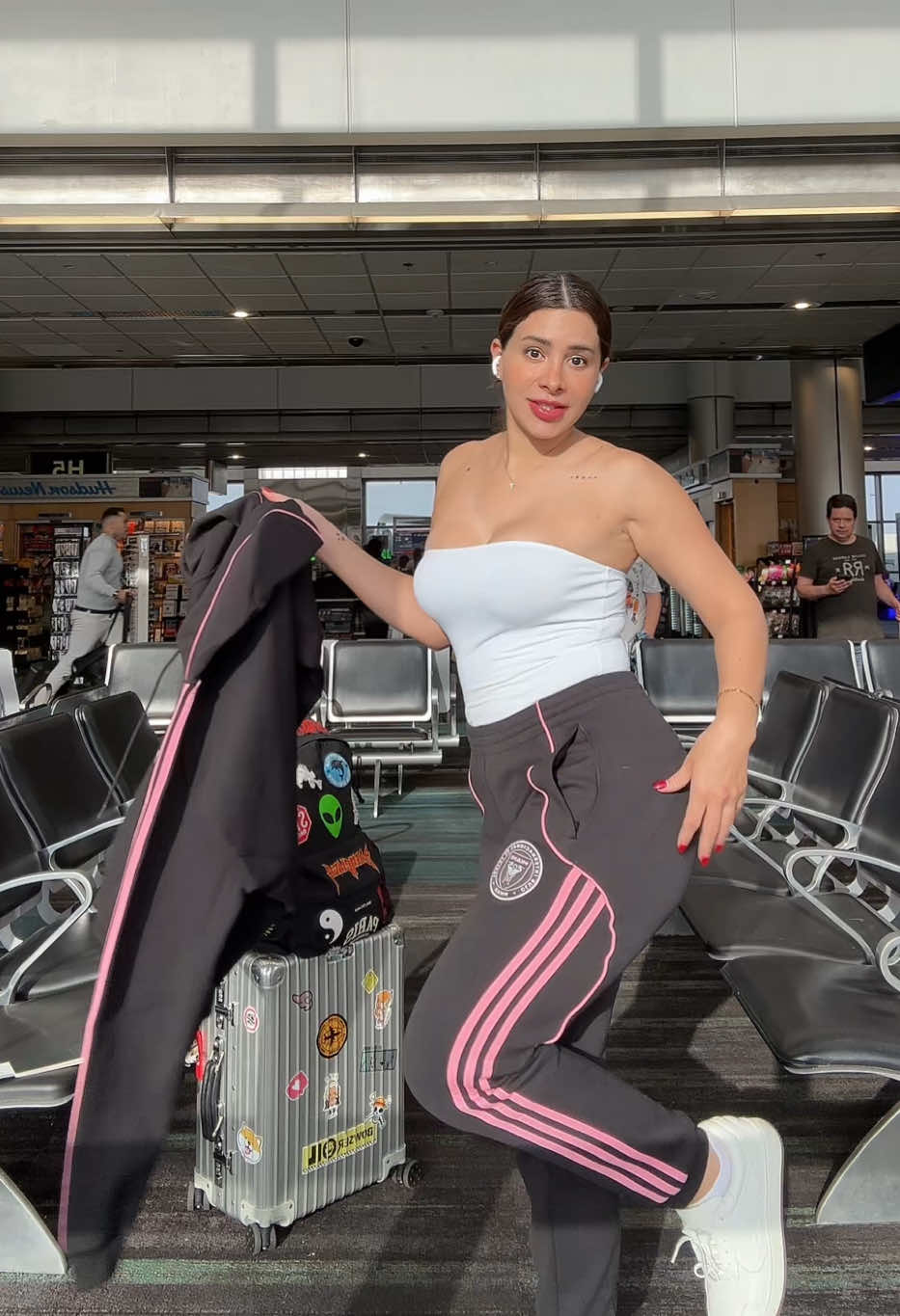 A post by @machikayt on TikTok caption: Este se volvió mi nuevo conjunto favorito para viajar ✨⚽️🩷  . . . . . . . #OutfitDelDía #AirportLook #SportyStyle #InterMiamiCF #AdidasLook #ViajarConEstilo #MiamiVibes #LookDeViaje #PinkAndBlack #EstiloDeportiva #TravelStyle #Latina #CasualGlam