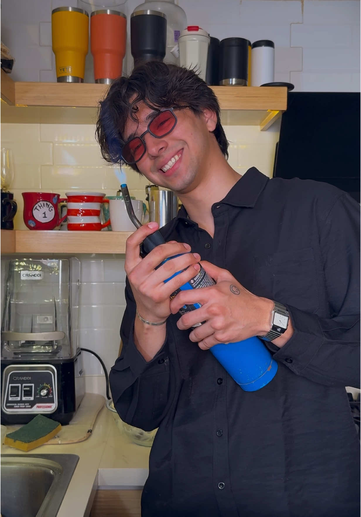A post by @millos999 on TikTok caption: Panecitos de crème brûlée  Ingredientes: Para el pan: 	•	1 paquete de bollitos hawaianos 	•	1 ½ tazas de leche 	•	2 huevos 	•	1 cucharadita de vainilla 	•	1 cucharadita de canela 	•	½ cucharadita de nuez moscada 	•	1 cucharada de azúcar mascabado Mezcla todo y cocina hasta que esté dorado. ⸻ Para el relleno cremoso: 	•	1 paquete completo de queso crema 	•	2 a 3 cucharadas de mantequilla 	•	¼ a ½ taza de azúcar glass 	•	Una pizca de sal Mezcla todo y colócalo en una bolsa tipo Ziploc. Corta una esquina para usarla como manga pastelera. #cocina #pan #millos999 #receta 