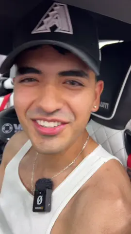 A post by @avila.carloss on TikTok caption: me lo prestaron😜 #fyp #guapo #novia 